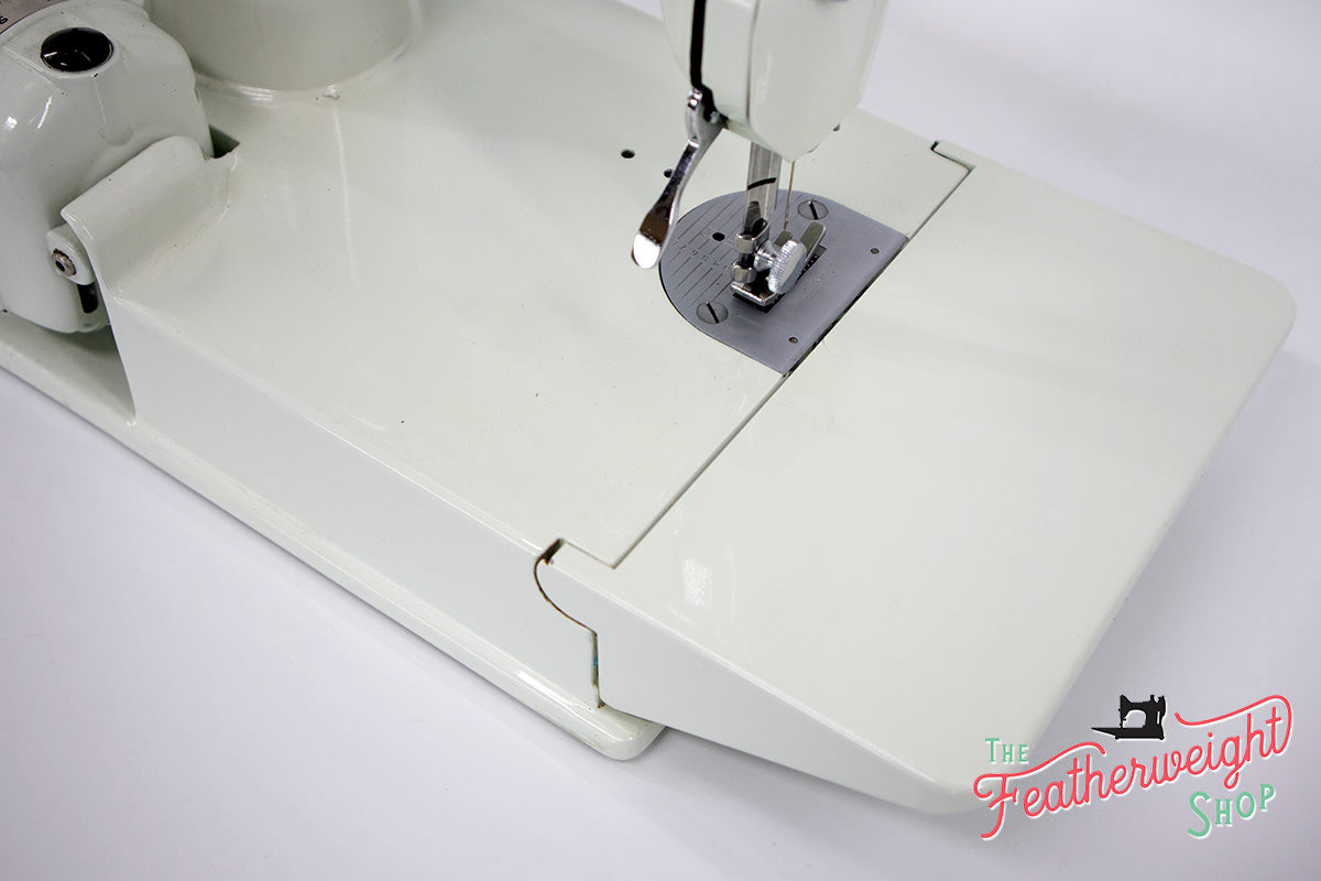 Singer Featherweight 221 Sewing Machine, WHITE EV967***