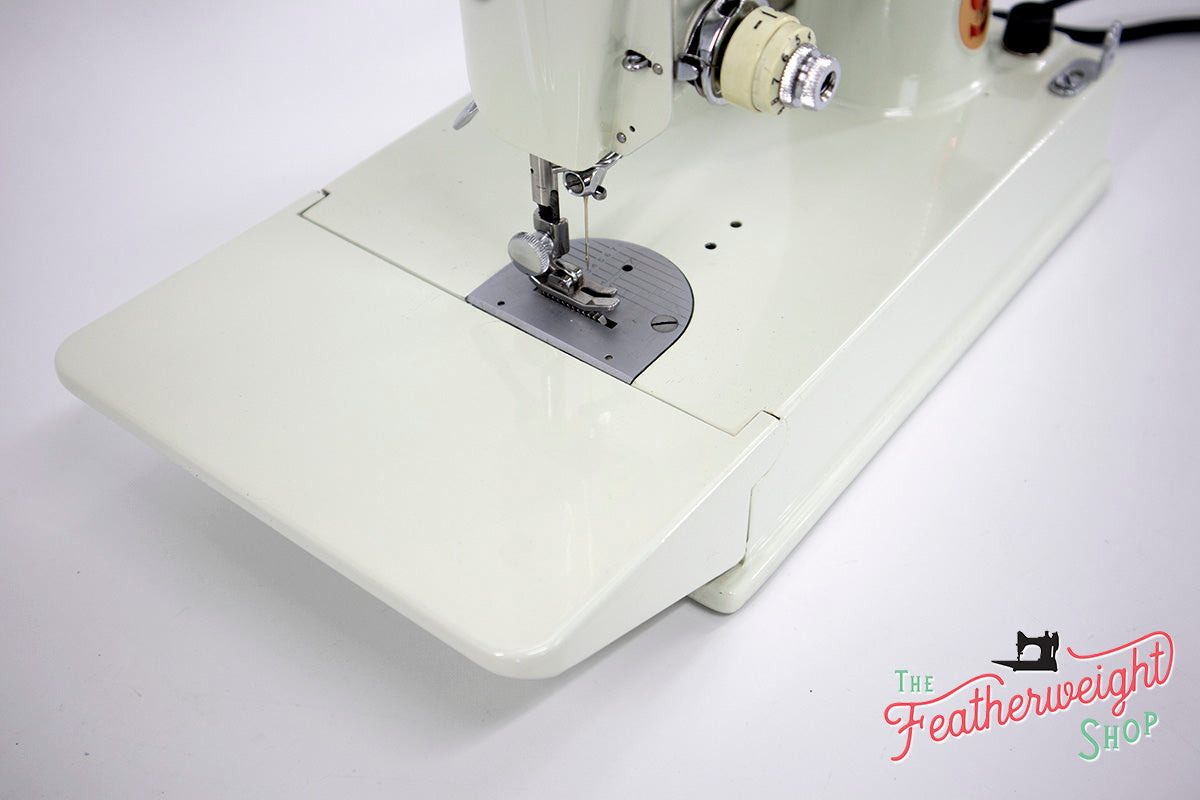 Singer Featherweight 221 Sewing Machine, WHITE EV967***