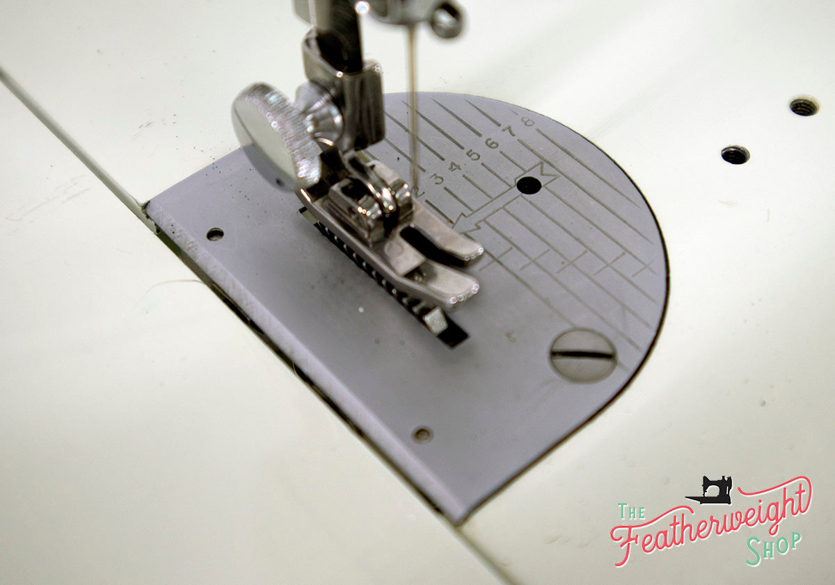 Singer Featherweight 221 Sewing Machine, WHITE EV967***