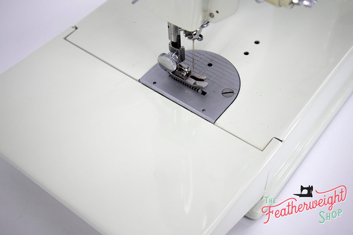 Singer Featherweight 221 Sewing Machine, WHITE EV967***