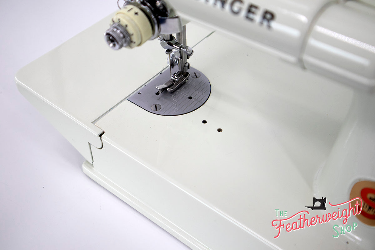 Singer Featherweight 221 Sewing Machine, WHITE EV967***