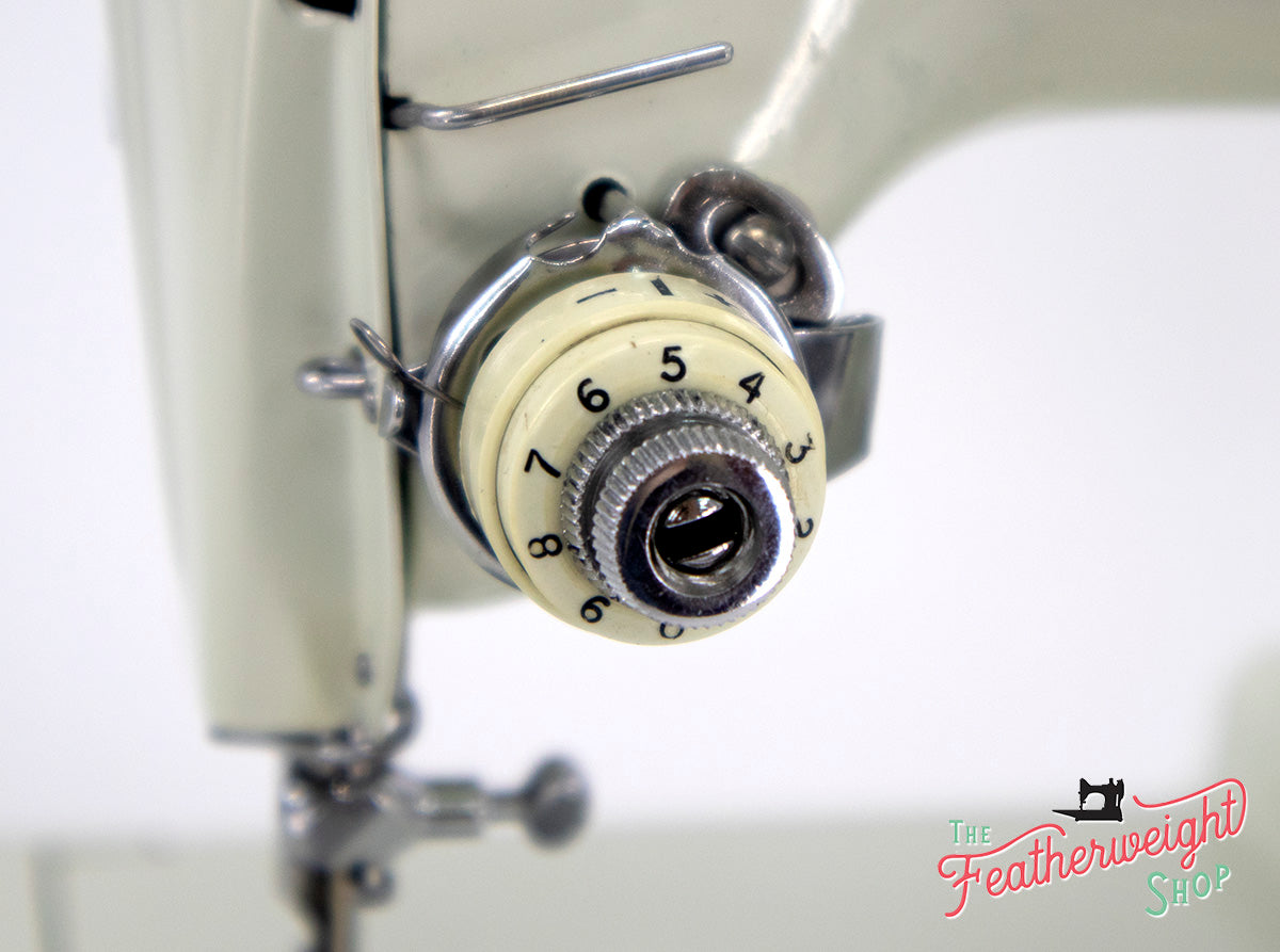 Singer Featherweight 221 Sewing Machine, WHITE EV967***
