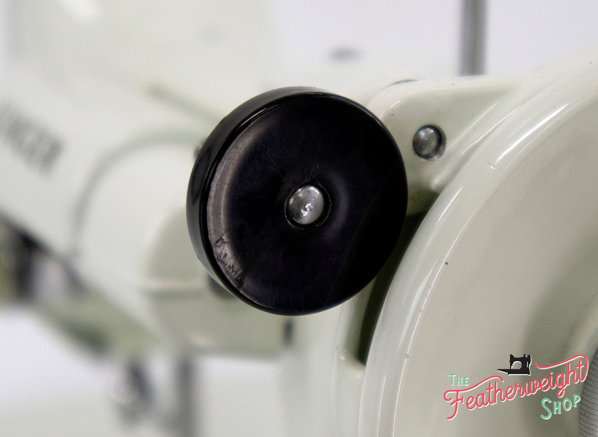 Singer Featherweight 221 Sewing Machine, WHITE EV967***