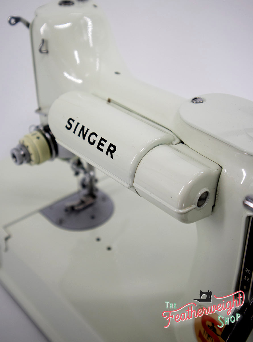 Singer Featherweight 221 Sewing Machine, WHITE EV967***