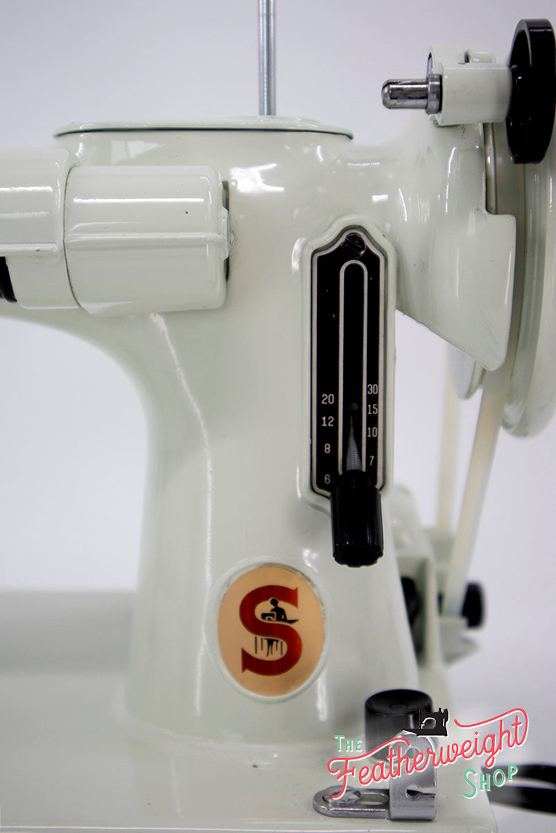Singer Featherweight 221 Sewing Machine, WHITE EV967***