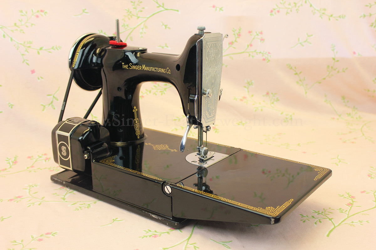 Singer Featherweight 221 Sewing machine, 1933 AD546***