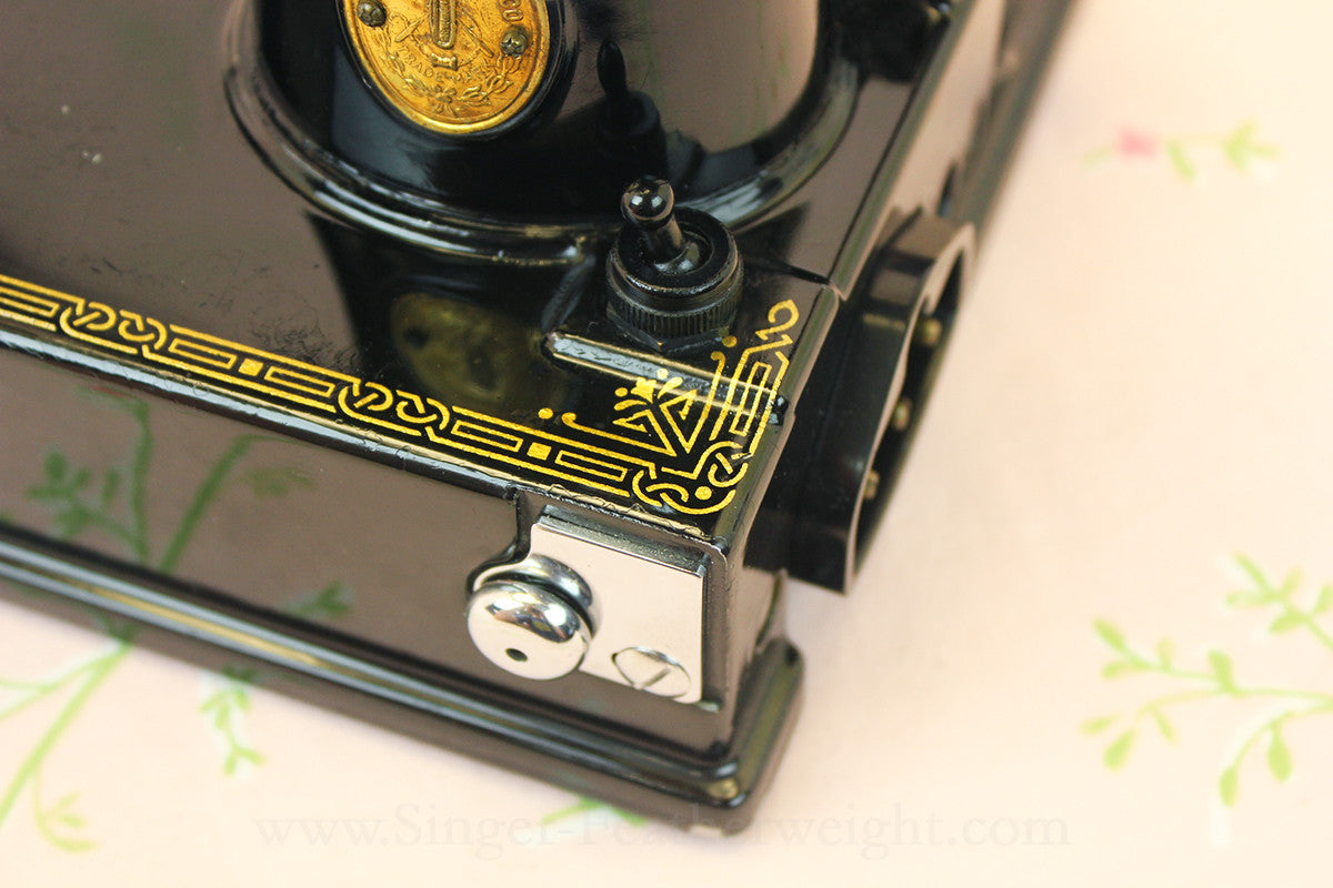 Singer Featherweight 221 Sewing machine, 1933 AD546***