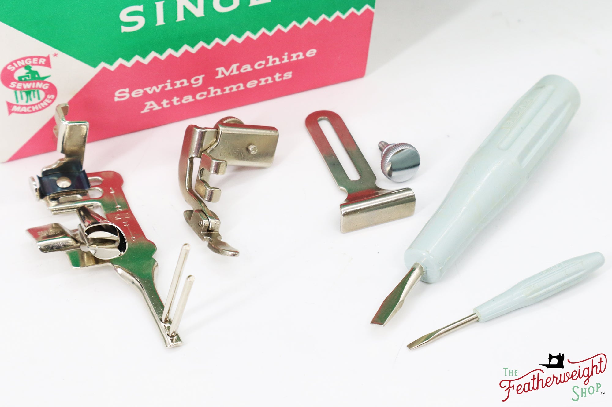 Singer Featherweight 221 Sewing Machine, WHITE - EY995***