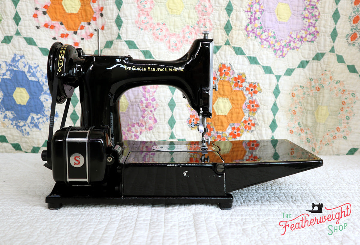 Singer Featherweight 222K Sewing Machine, RED "S" ER022***
