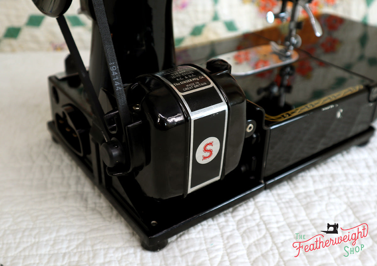 Singer Featherweight 222K Sewing Machine, RED "S" ER022***