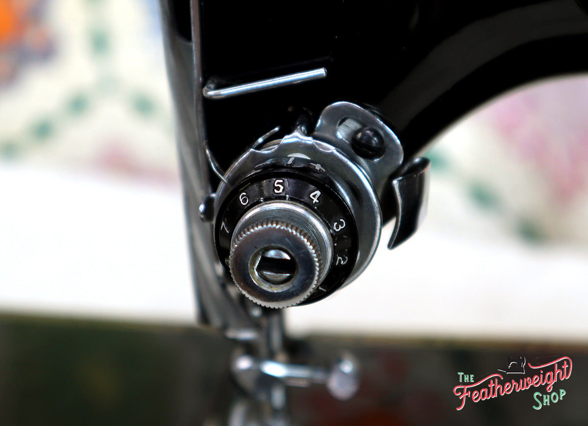 Singer Featherweight 222K Sewing Machine, RED "S" ER022***