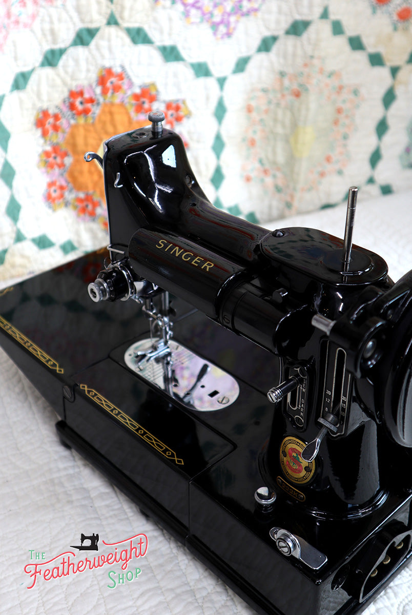 Singer Featherweight 222K Sewing Machine, RED "S" ER022***