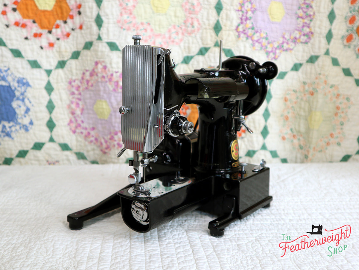 Singer Featherweight 222K Sewing Machine, RED "S" ER022***