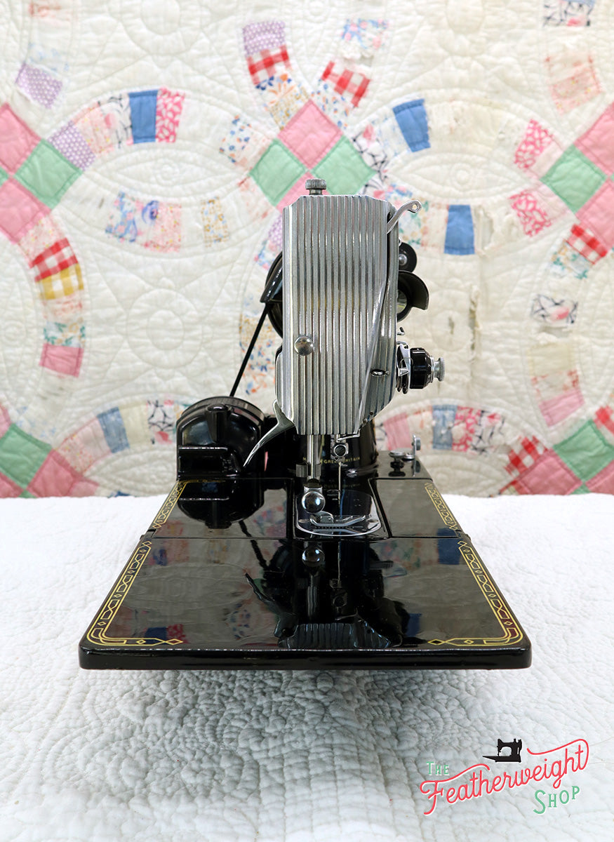 Singer Featherweight 222K Sewing Machine EM957***