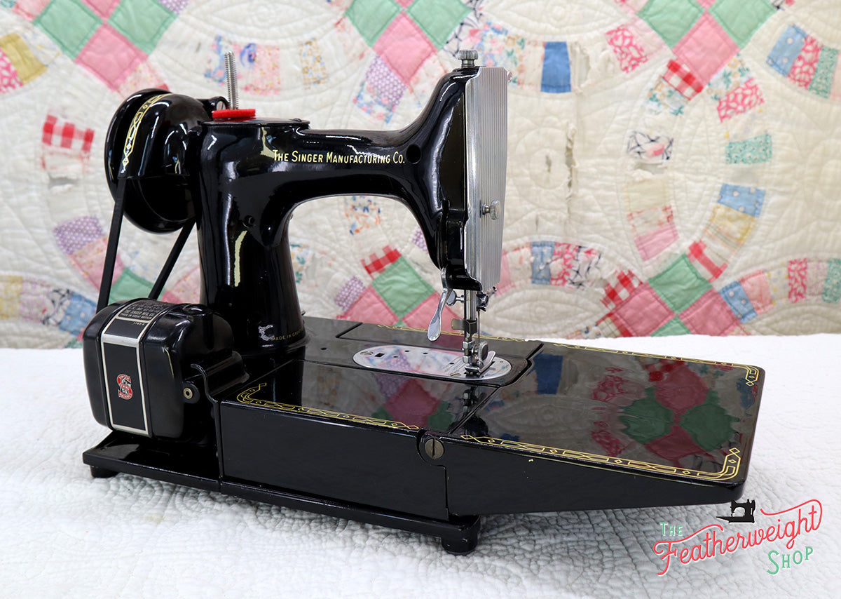 Singer Featherweight 222K Sewing Machine EM957***