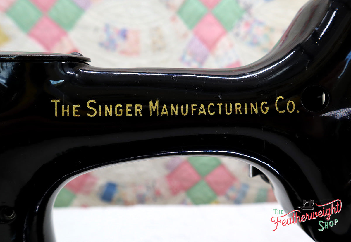 Singer Featherweight 222K Sewing Machine EM957***