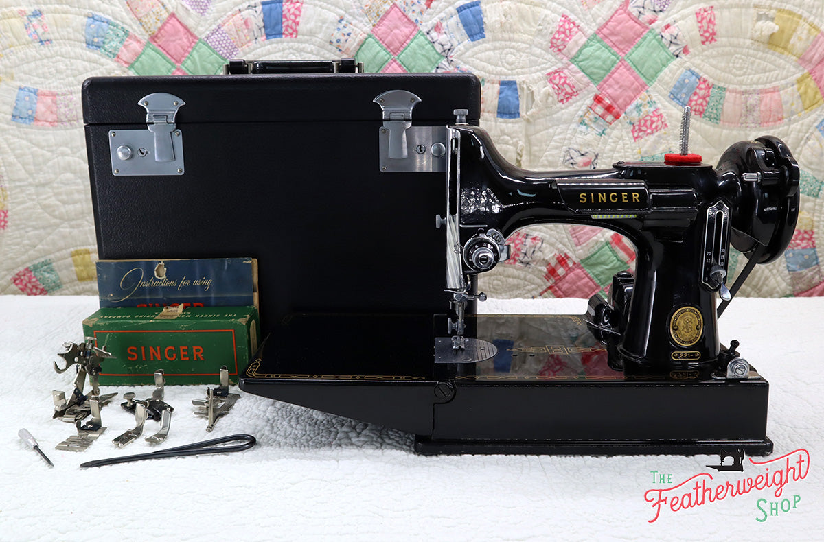 Singer Featherweight 221 Sewing Machine, AM656***