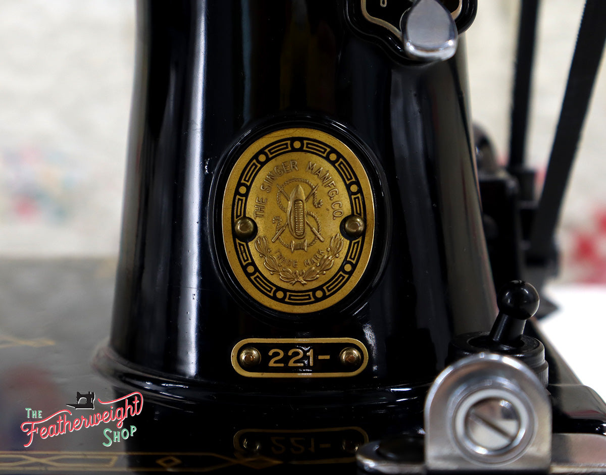 Singer Featherweight 221 Sewing Machine, AM656***