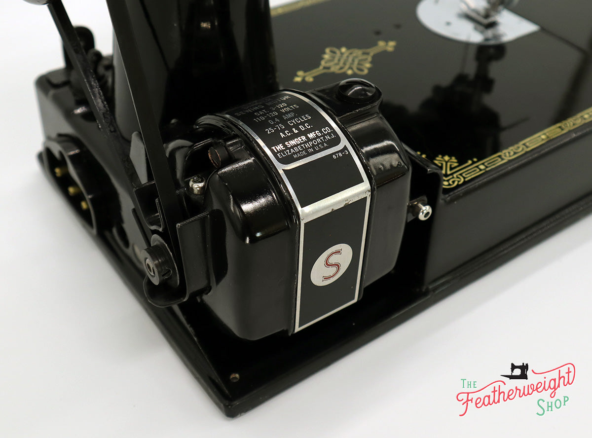 Singer Featherweight 221 Sewing Machine, AH981***