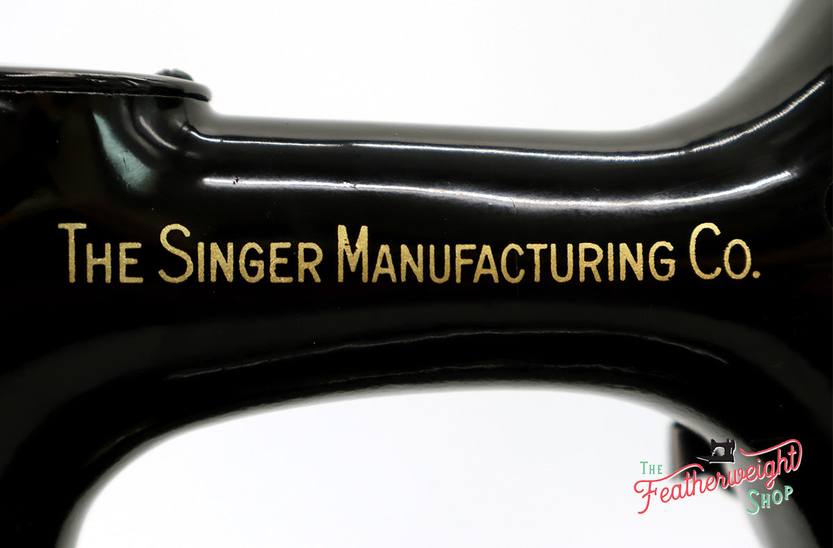 Singer Featherweight 221 Sewing Machine, AH981***