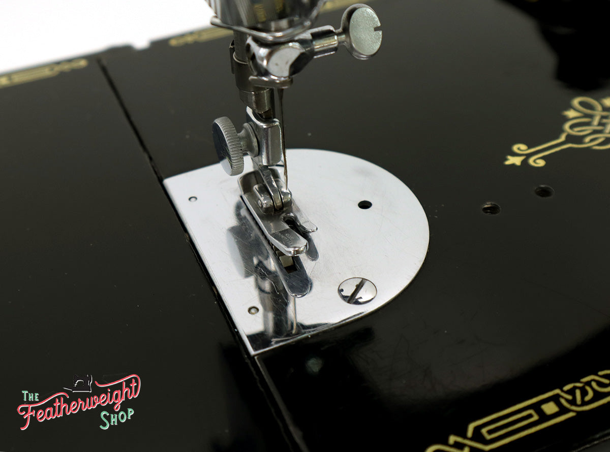 Singer Featherweight 221 Sewing Machine, AH981***
