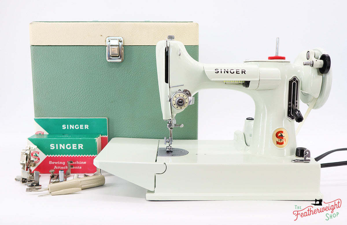 Singer Featherweight 221K Sewing Machine, WHITE EV904***