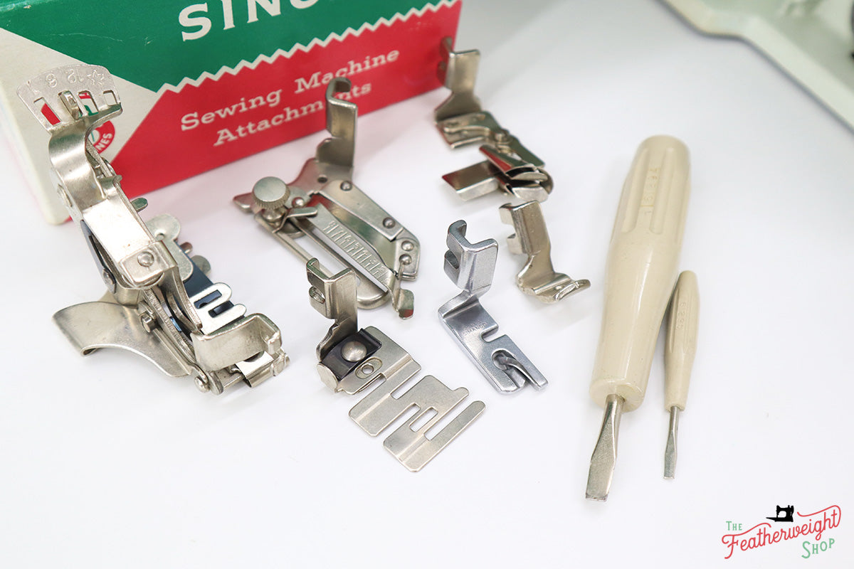 Singer Featherweight 221K Sewing Machine, WHITE EV904***