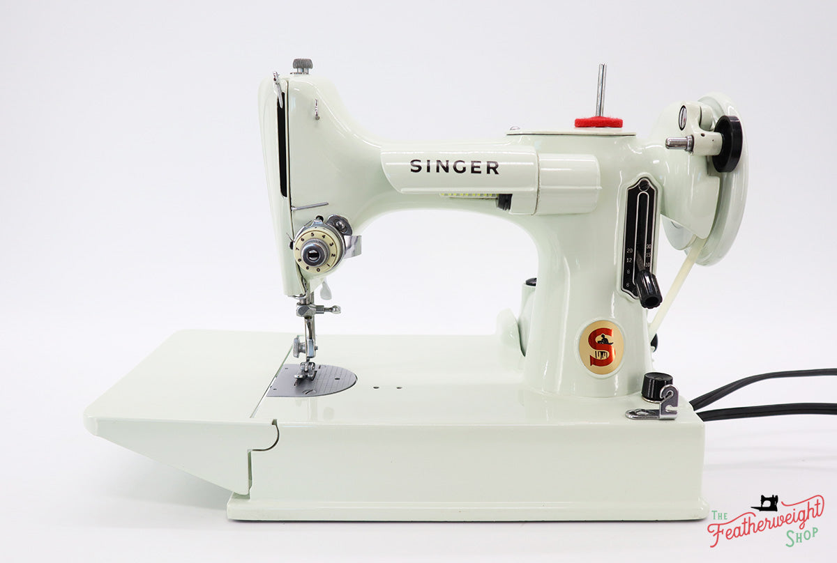 Singer Featherweight 221K Sewing Machine, WHITE EV904***