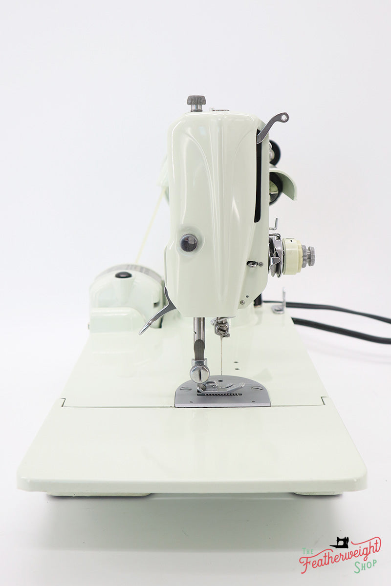 Singer Featherweight 221K Sewing Machine, WHITE EV904***