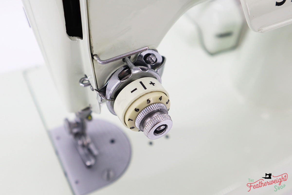 Singer Featherweight 221K Sewing Machine, WHITE EV904***