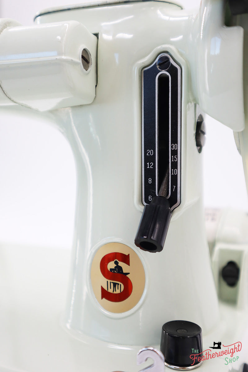 Singer Featherweight 221K Sewing Machine, WHITE EV904***