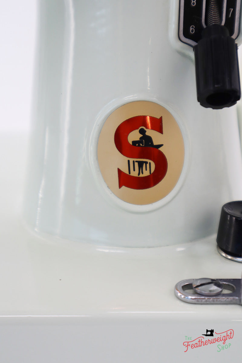 Singer Featherweight 221K Sewing Machine, WHITE EV904***