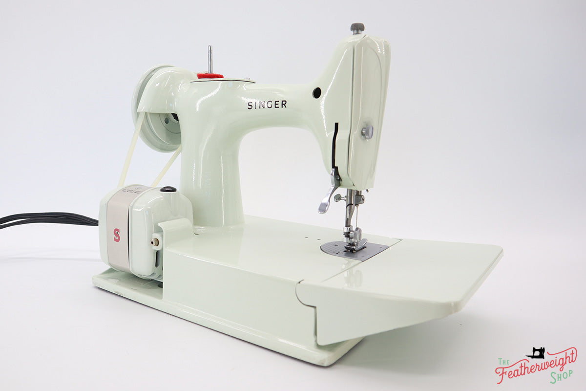 Singer Featherweight 221K Sewing Machine, WHITE EV904***