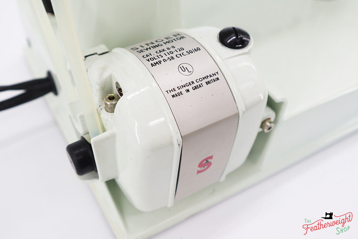 Singer Featherweight 221K Sewing Machine, WHITE EV904***