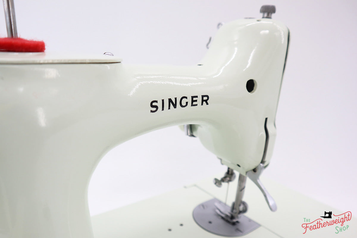 Singer Featherweight 221K Sewing Machine, WHITE EV904***