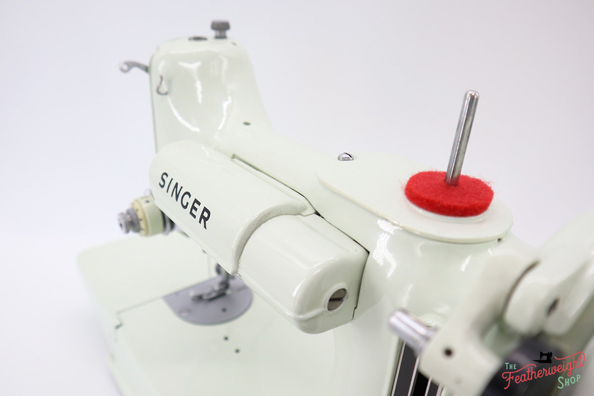 Singer Featherweight 221K Sewing Machine, WHITE EV904***