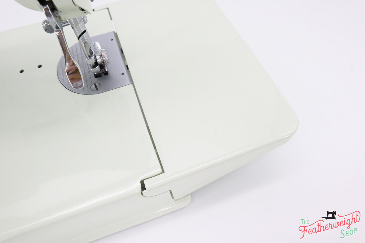 Singer Featherweight 221K Sewing Machine, WHITE EV991**
