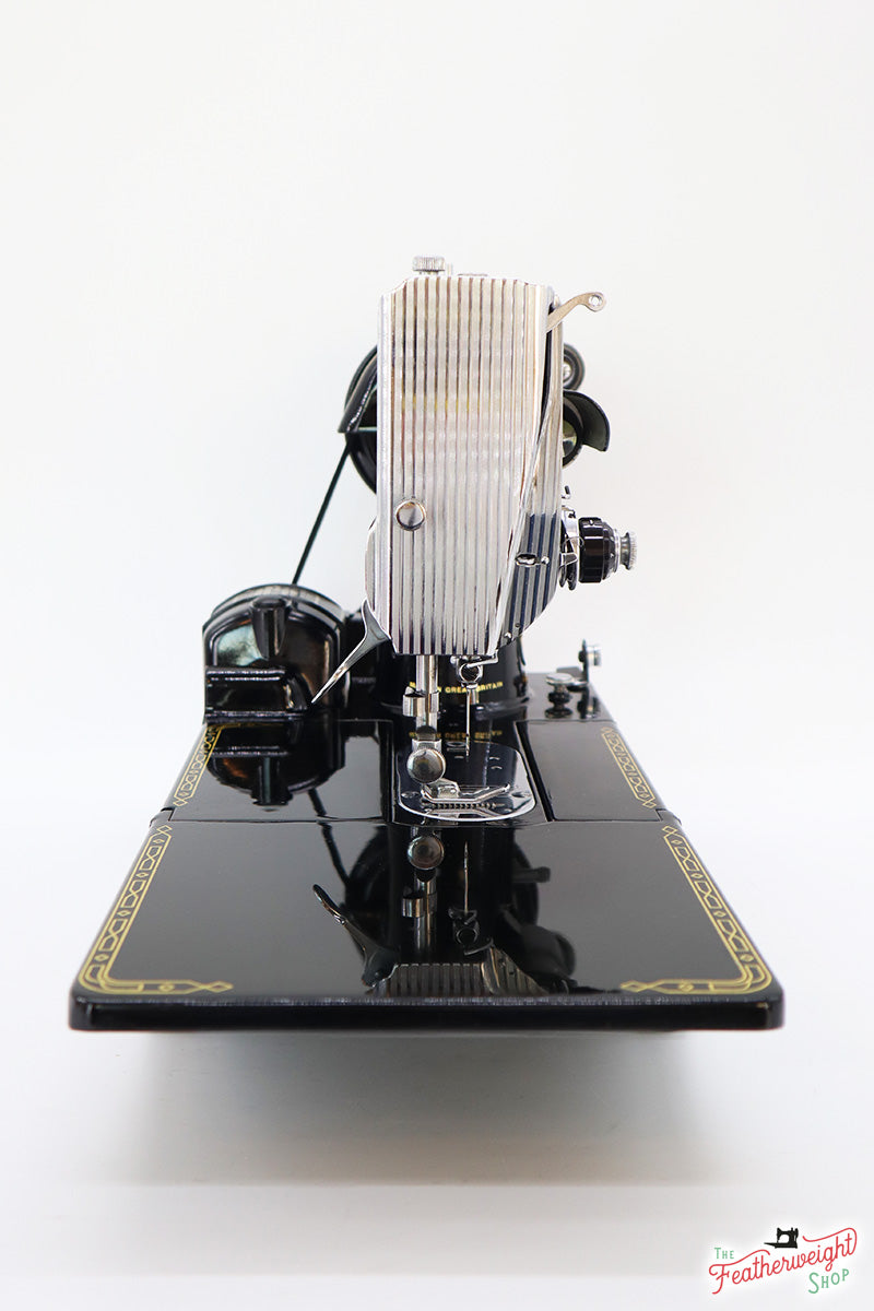 Singer Featherweight 222K Sewing Machine EJ910***