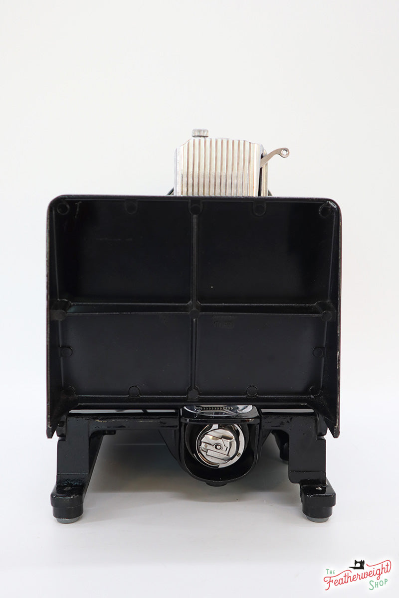 Singer Featherweight 222K Sewing Machine EJ910***