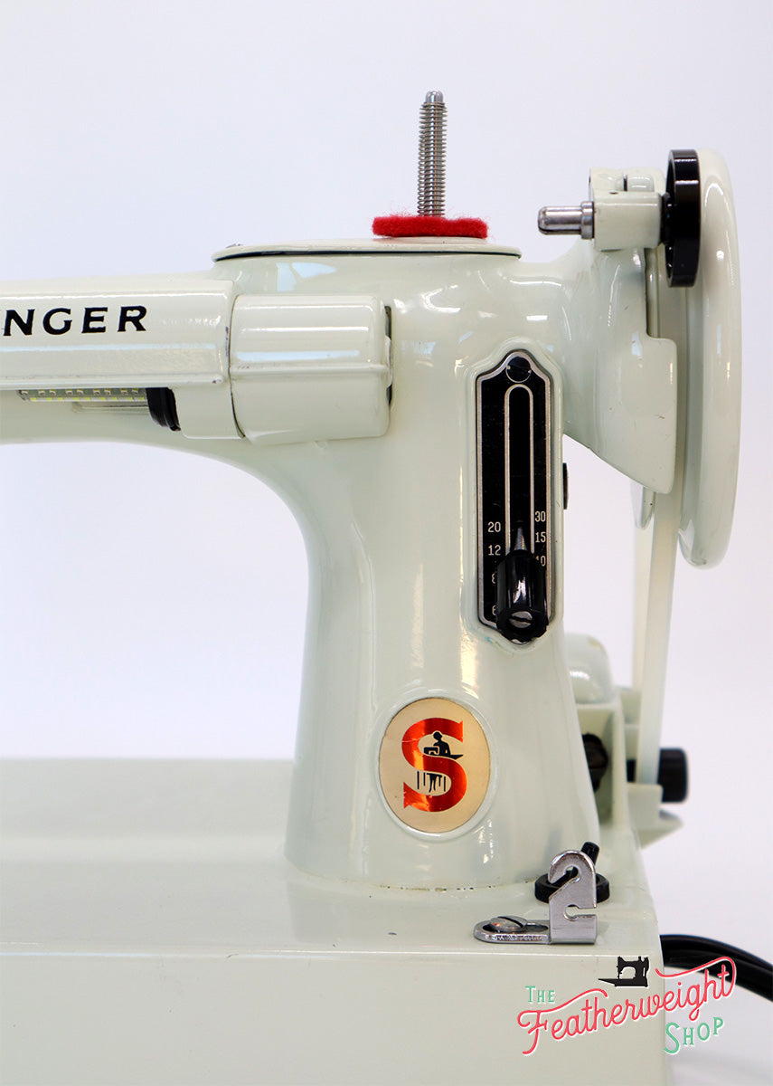 Singer Featherweight 221 Sewing Machine, WHITE EV986***