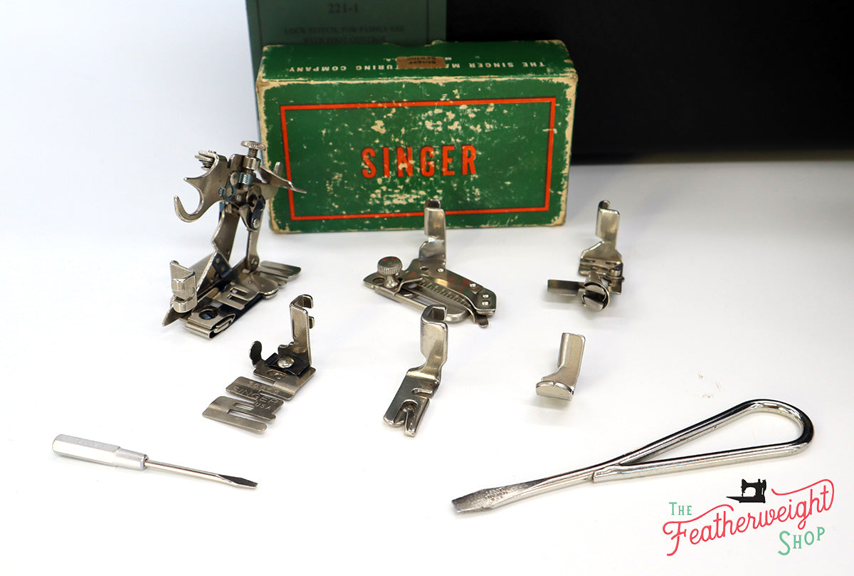 Singer Featherweight 221 Sewing machine, "First-Run" 1933 AD549***