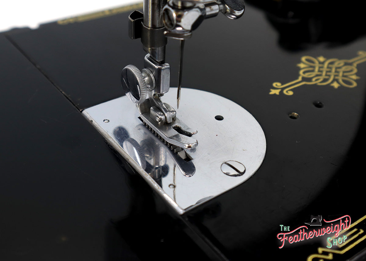 Singer Featherweight 221 Sewing Machine, AJ561***
