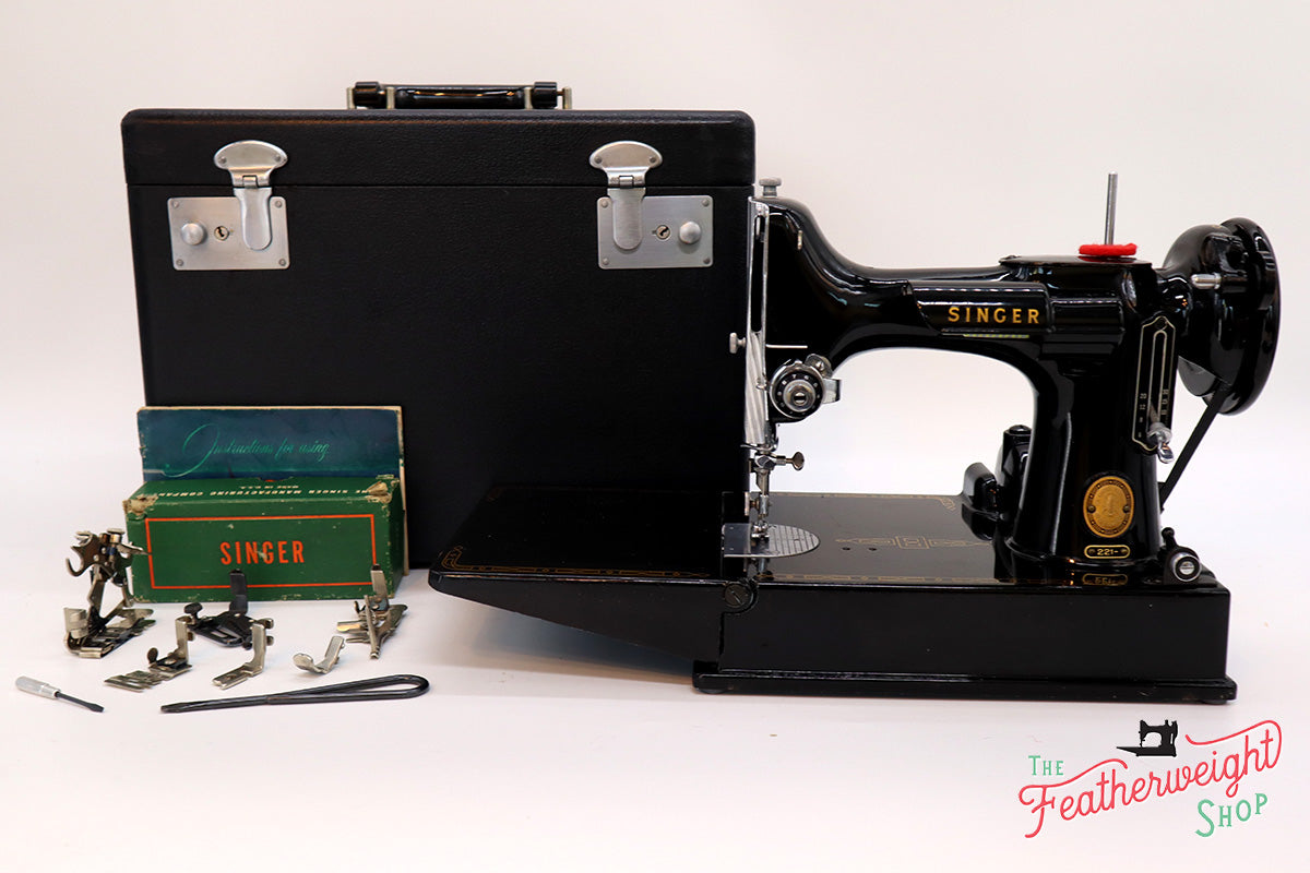 Singer Featherweight 221 Sewing Machine, AM693***
