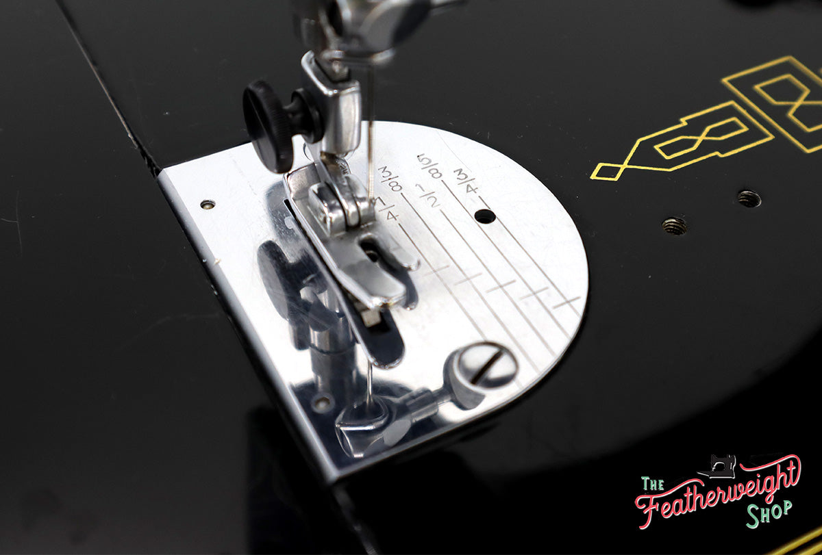 Singer Featherweight 221K Sewing Machine EM599***