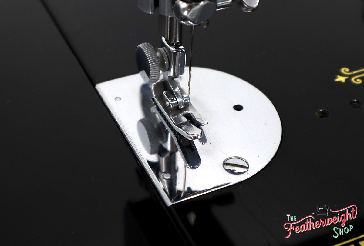 Singer Featherweight 221 Sewing Machine, AE220***