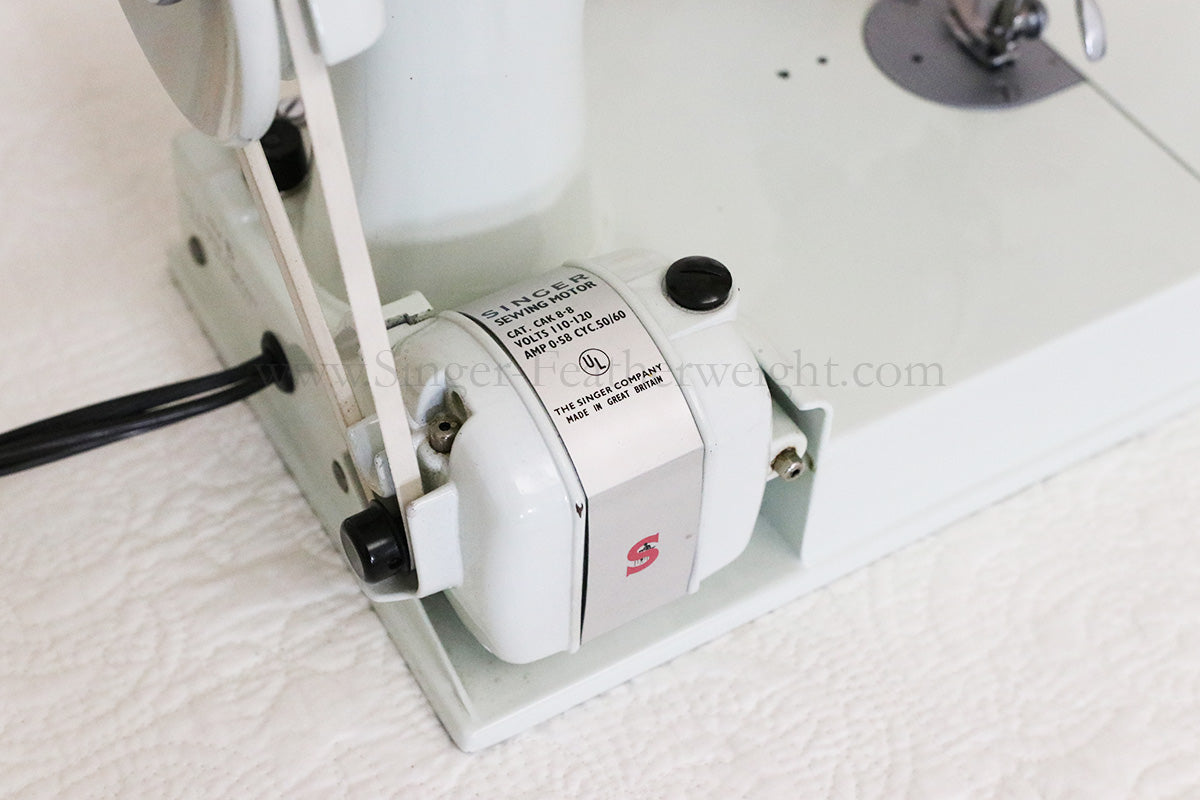 Singer Featherweight 221 Sewing Machine, WHITE EV893***