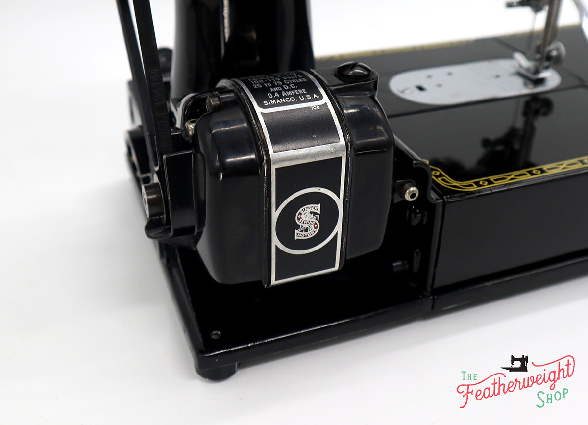 Singer Featherweight 222K Sewing Machine, RED "S" ER0244**