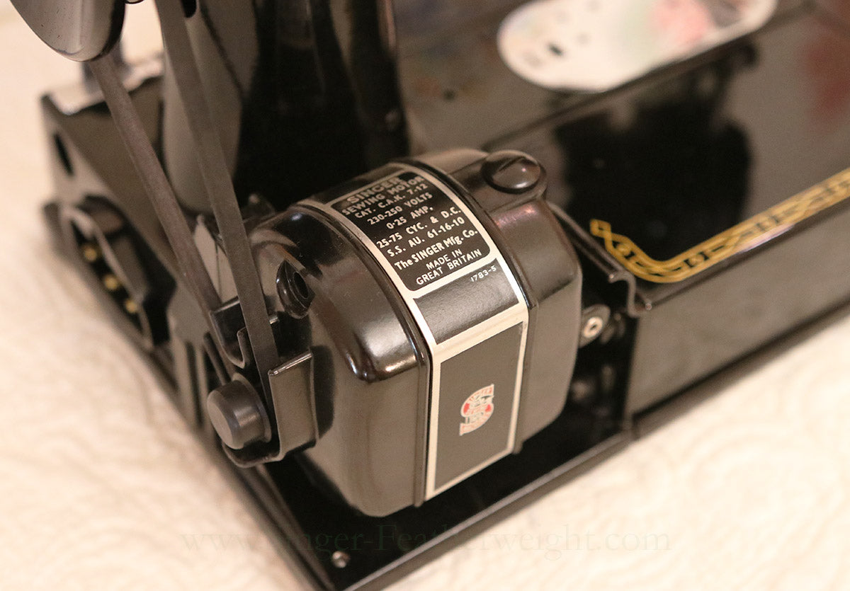 Singer Featherweight 222K Sewing Machine EN137***