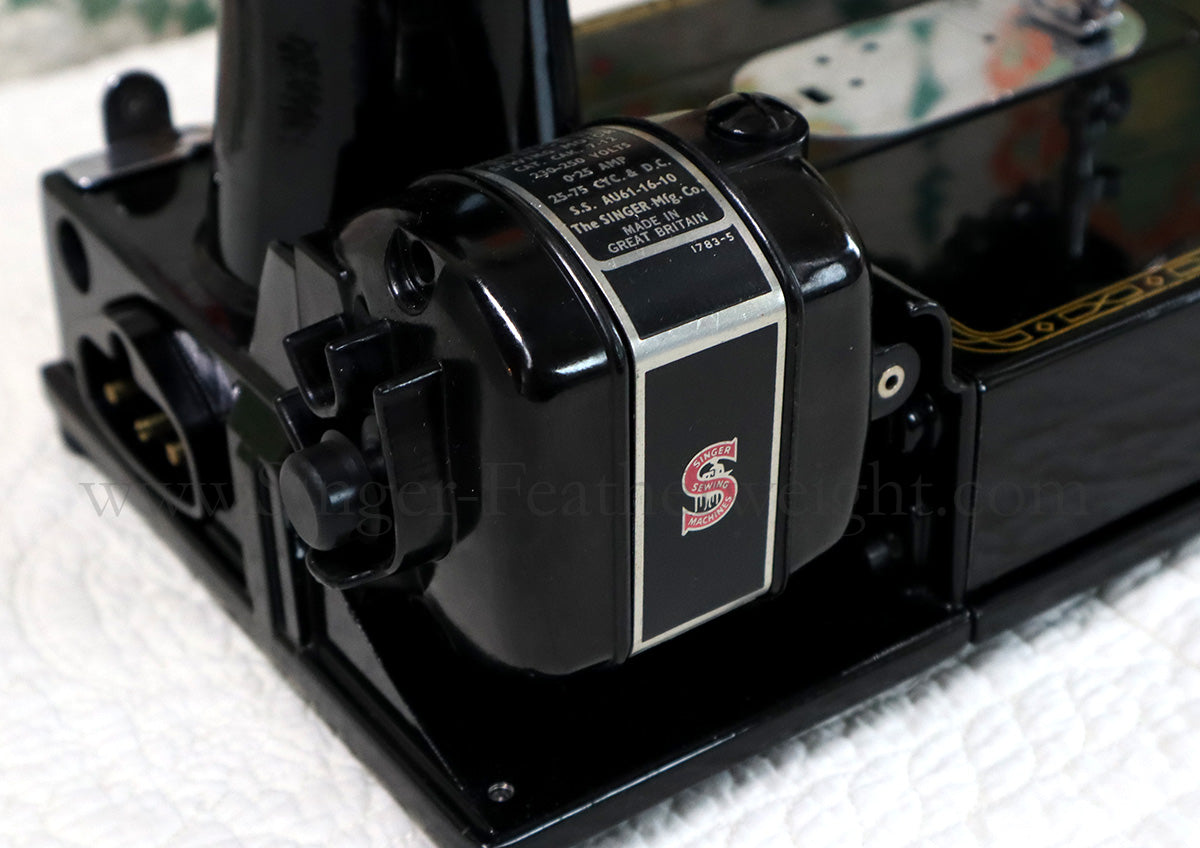 Singer Featherweight 222K Sewing Machine, RED "S" EP5432**