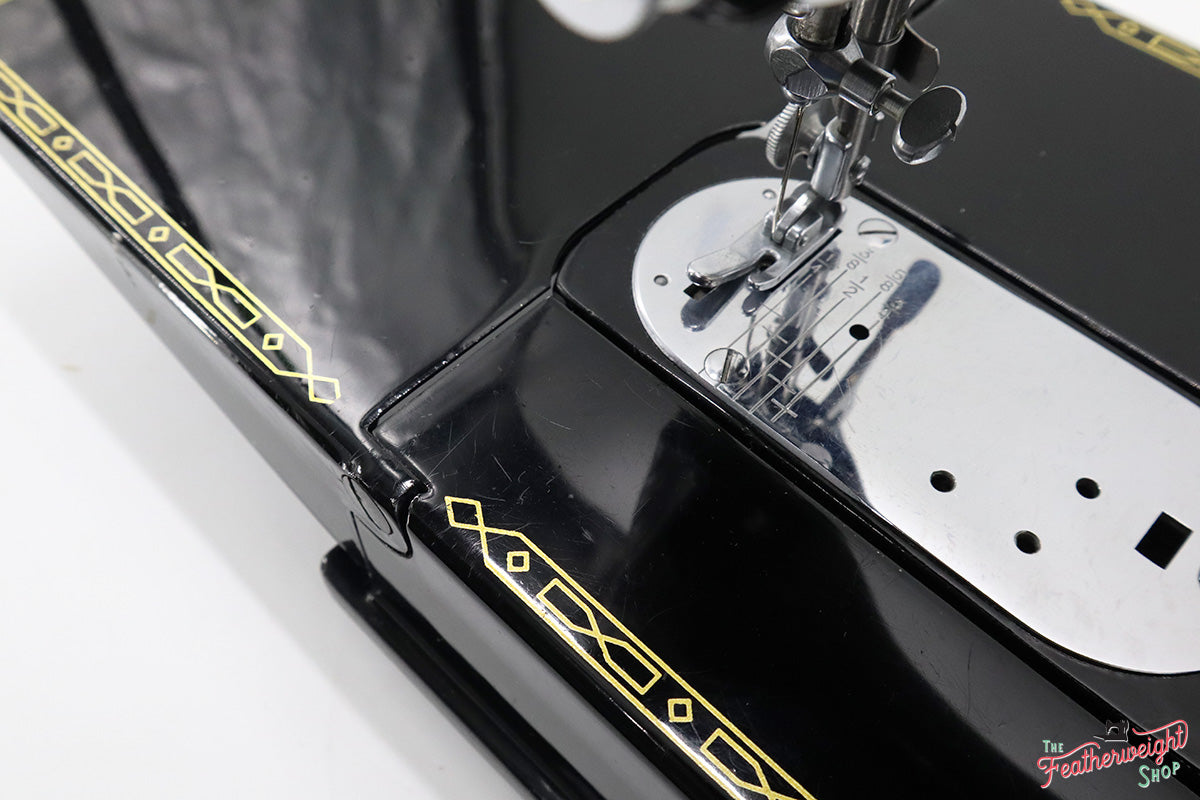 Singer Featherweight 222K Sewing Machine EJ9107**